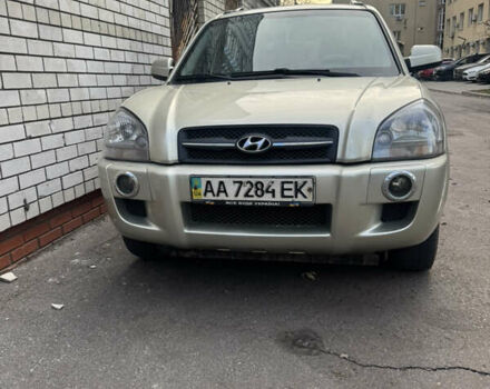 Бежевый Хендай Туксон, объемом двигателя 2 л и пробегом 325 тыс. км за 7400 $, фото 1 на Automoto.ua