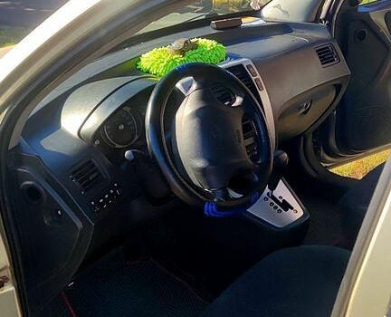 Бежевый Хендай Туксон, объемом двигателя 2 л и пробегом 285 тыс. км за 7300 $, фото 4 на Automoto.ua