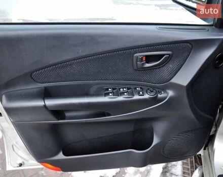 Бежевый Хендай Туксон, объемом двигателя 1.98 л и пробегом 257 тыс. км за 6500 $, фото 14 на Automoto.ua