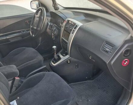 Бежевий Хендай Туксон, об'ємом двигуна 1.98 л та пробігом 202 тис. км за 7300 $, фото 3 на Automoto.ua