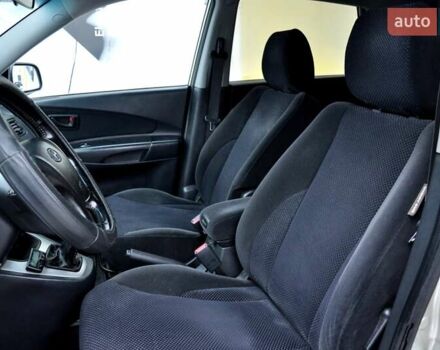 Бежевый Хендай Туксон, объемом двигателя 1.98 л и пробегом 257 тыс. км за 6500 $, фото 16 на Automoto.ua