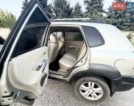 Бежевый Хендай Туксон, объемом двигателя 1.98 л и пробегом 158 тыс. км за 8500 $, фото 10 на Automoto.ua