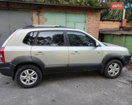 Бежевый Хендай Туксон, объемом двигателя 1.98 л и пробегом 264 тыс. км за 7500 $, фото 2 на Automoto.ua