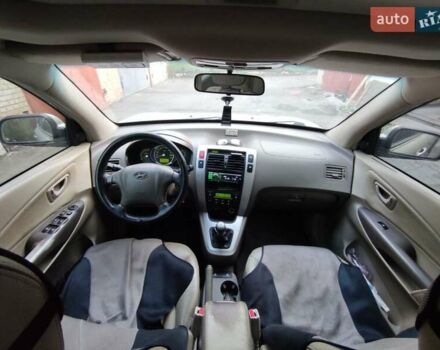 Бежевый Хендай Туксон, объемом двигателя 1.98 л и пробегом 264 тыс. км за 7500 $, фото 16 на Automoto.ua