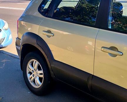 Бежевый Хендай Туксон, объемом двигателя 2 л и пробегом 285 тыс. км за 7300 $, фото 1 на Automoto.ua