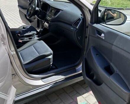 Бежевый Хендай Туксон, объемом двигателя 2 л и пробегом 95 тыс. км за 18000 $, фото 5 на Automoto.ua