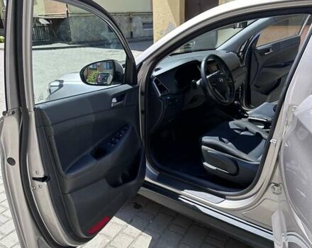 Бежевый Хендай Туксон, объемом двигателя 2 л и пробегом 95 тыс. км за 18000 $, фото 6 на Automoto.ua