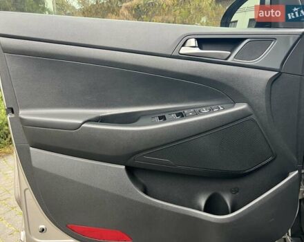 Бежевый Хендай Туксон, объемом двигателя 2 л и пробегом 50 тыс. км за 20500 $, фото 28 на Automoto.ua