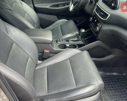 Бежевый Хендай Туксон, объемом двигателя 2 л и пробегом 98 тыс. км за 26700 $, фото 33 на Automoto.ua