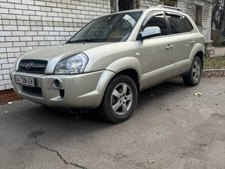 Бежевый Хендай Туксон, объемом двигателя 2 л и пробегом 325 тыс. км за 7400 $, фото 1 на Automoto.ua