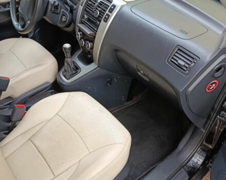 Черный Хендай Туксон, объемом двигателя 2 л и пробегом 320 тыс. км за 7000 $, фото 6 на Automoto.ua