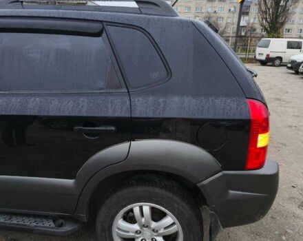 Черный Хендай Туксон, объемом двигателя 2 л и пробегом 180 тыс. км за 8300 $, фото 3 на Automoto.ua