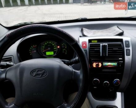 Черный Хендай Туксон, объемом двигателя 1.99 л и пробегом 204 тыс. км за 6100 $, фото 44 на Automoto.ua