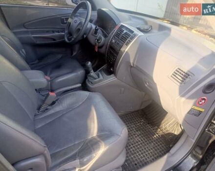 Черный Хендай Туксон, объемом двигателя 1.99 л и пробегом 302 тыс. км за 6300 $, фото 3 на Automoto.ua