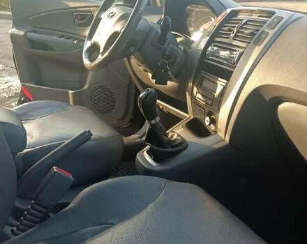 Черный Хендай Туксон, объемом двигателя 2 л и пробегом 236 тыс. км за 6000 $, фото 24 на Automoto.ua