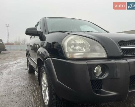 Черный Хендай Туксон, объемом двигателя 1.99 л и пробегом 204 тыс. км за 6100 $, фото 4 на Automoto.ua