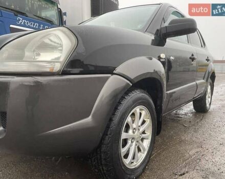 Черный Хендай Туксон, объемом двигателя 1.99 л и пробегом 204 тыс. км за 6100 $, фото 2 на Automoto.ua