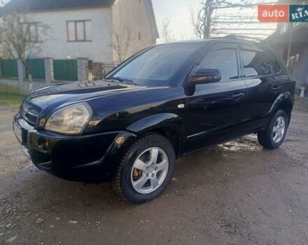 Черный Хендай Туксон, объемом двигателя 1.99 л и пробегом 302 тыс. км за 6300 $, фото 2 на Automoto.ua