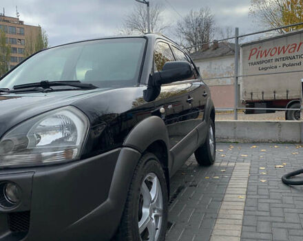 Черный Хендай Туксон, объемом двигателя 2 л и пробегом 219 тыс. км за 8400 $, фото 2 на Automoto.ua
