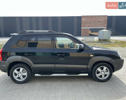 Черный Хендай Туксон, объемом двигателя 2 л и пробегом 255 тыс. км за 6900 $, фото 4 на Automoto.ua