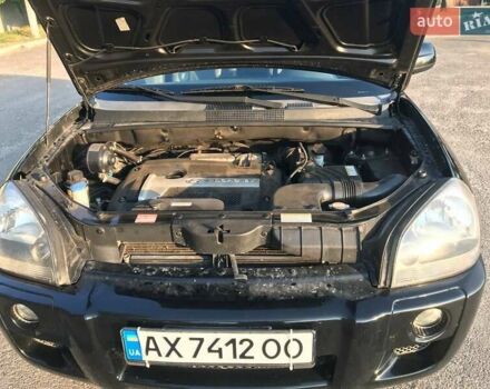 Черный Хендай Туксон, объемом двигателя 2 л и пробегом 253 тыс. км за 7500 $, фото 8 на Automoto.ua