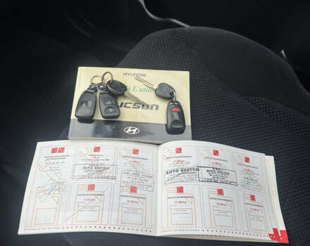 Черный Хендай Туксон, объемом двигателя 2 л и пробегом 257 тыс. км за 6800 $, фото 43 на Automoto.ua