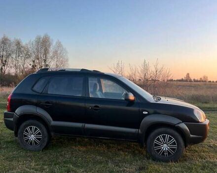 Черный Хендай Туксон, объемом двигателя 1.98 л и пробегом 135 тыс. км за 3950 $, фото 2 на Automoto.ua