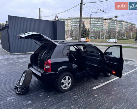 Хендай Туксон 2005 у Полтаві на Automoto.ua Чорний Хендай Туксон, об'ємом двигуна 1.98 л та пробігом 175 тис. км за 7700 $, фото 19 на Automoto.ua