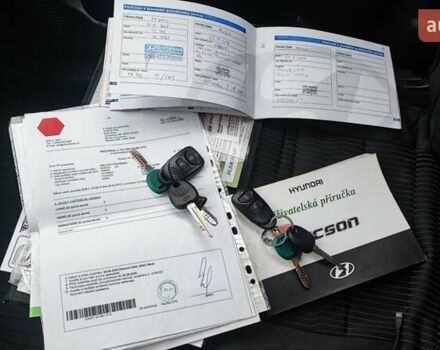 Черный Хендай Туксон, объемом двигателя 2 л и пробегом 284 тыс. км за 4700 $, фото 10 на Automoto.ua