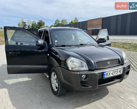 Черный Хендай Туксон, объемом двигателя 2 л и пробегом 255 тыс. км за 6900 $, фото 26 на Automoto.ua