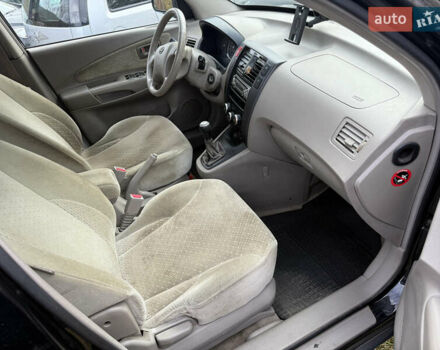 Черный Хендай Туксон, объемом двигателя 2 л и пробегом 211 тыс. км за 4444 $, фото 14 на Automoto.ua