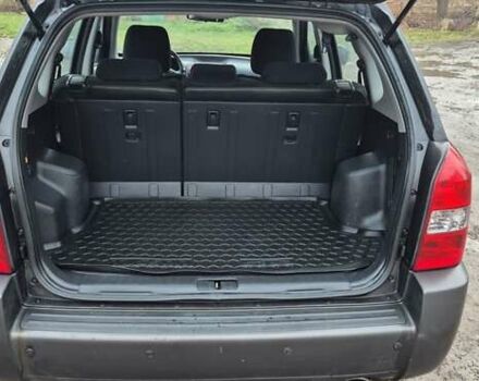 Черный Хендай Туксон, объемом двигателя 1.98 л и пробегом 230 тыс. км за 6390 $, фото 24 на Automoto.ua