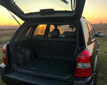 Черный Хендай Туксон, объемом двигателя 1.98 л и пробегом 135 тыс. км за 3950 $, фото 8 на Automoto.ua