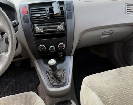 Черный Хендай Туксон, объемом двигателя 2 л и пробегом 211 тыс. км за 4444 $, фото 9 на Automoto.ua