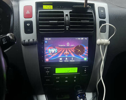 Черный Хендай Туксон, объемом двигателя 1.98 л и пробегом 217 тыс. км за 8300 $, фото 5 на Automoto.ua