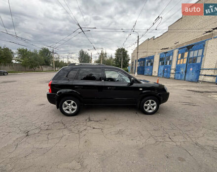Черный Хендай Туксон, объемом двигателя 1.98 л и пробегом 215 тыс. км за 8600 $, фото 4 на Automoto.ua
