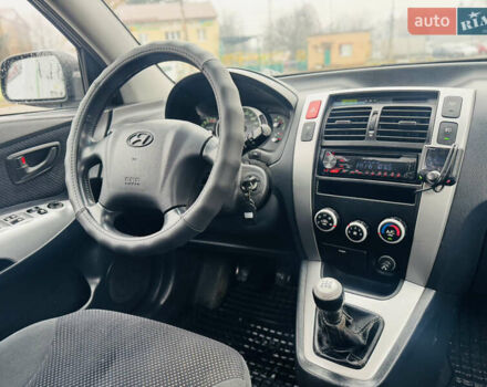 Черный Хендай Туксон, объемом двигателя 1.98 л и пробегом 252 тыс. км за 7300 $, фото 24 на Automoto.ua