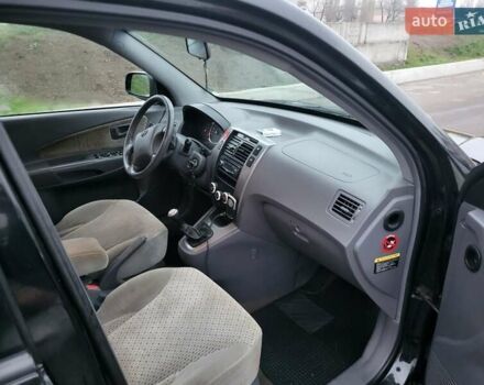 Чорний Хендай Туксон, об'ємом двигуна 2 л та пробігом 180 тис. км за 4500 $, фото 9 на Automoto.ua