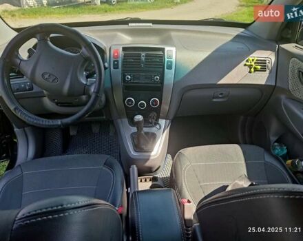 Чорний Хендай Туксон, об'ємом двигуна 2 л та пробігом 267 тис. км за 7300 $, фото 9 на Automoto.ua