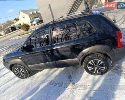 Черный Хендай Туксон, объемом двигателя 1.98 л и пробегом 285 тыс. км за 5600 $, фото 22 на Automoto.ua
