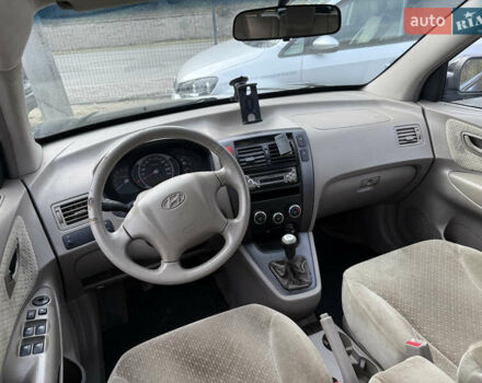 Черный Хендай Туксон, объемом двигателя 2 л и пробегом 211 тыс. км за 4444 $, фото 12 на Automoto.ua