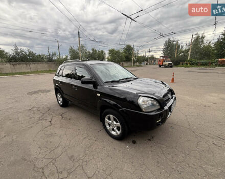 Черный Хендай Туксон, объемом двигателя 1.98 л и пробегом 215 тыс. км за 8600 $, фото 2 на Automoto.ua