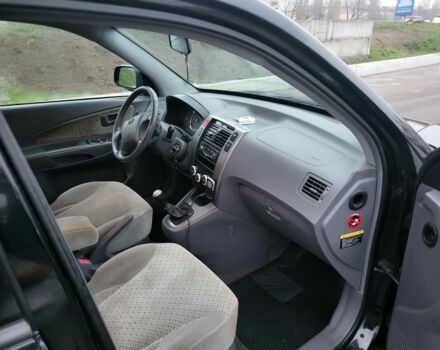 Черный Хендай Туксон, объемом двигателя 2 л и пробегом 180 тыс. км за 4500 $, фото 13 на Automoto.ua