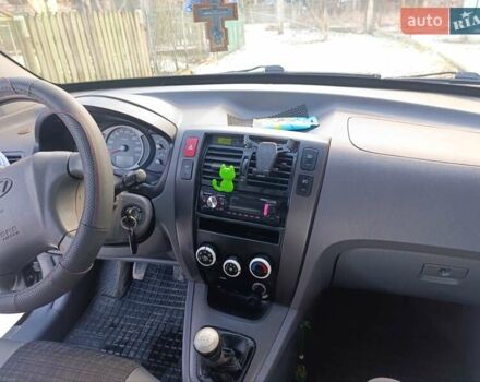 Черный Хендай Туксон, объемом двигателя 1.98 л и пробегом 285 тыс. км за 5600 $, фото 4 на Automoto.ua