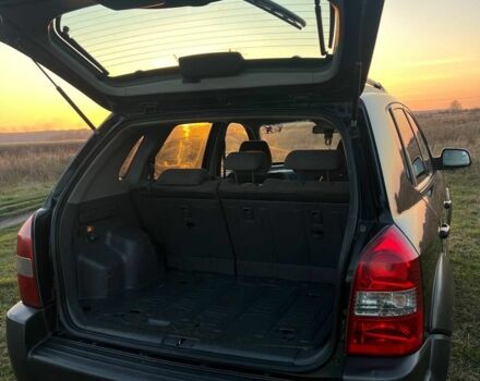 Черный Хендай Туксон, объемом двигателя 2 л и пробегом 137 тыс. км за 4300 $, фото 5 на Automoto.ua