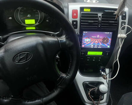 Черный Хендай Туксон, объемом двигателя 1.98 л и пробегом 217 тыс. км за 8300 $, фото 4 на Automoto.ua