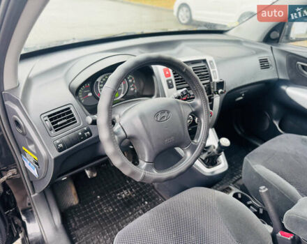 Черный Хендай Туксон, объемом двигателя 1.98 л и пробегом 252 тыс. км за 7300 $, фото 16 на Automoto.ua