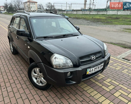 Черный Хендай Туксон, объемом двигателя 1.98 л и пробегом 227 тыс. км за 6900 $, фото 2 на Automoto.ua
