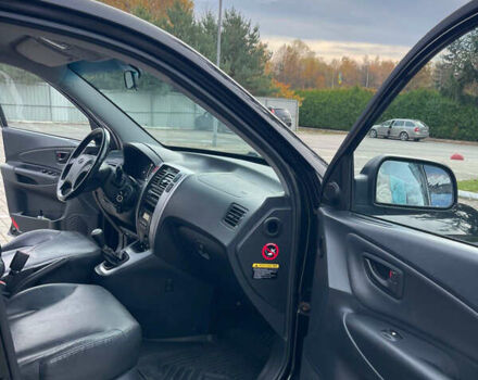 Черный Хендай Туксон, объемом двигателя 1.98 л и пробегом 170 тыс. км за 7750 $, фото 5 на Automoto.ua