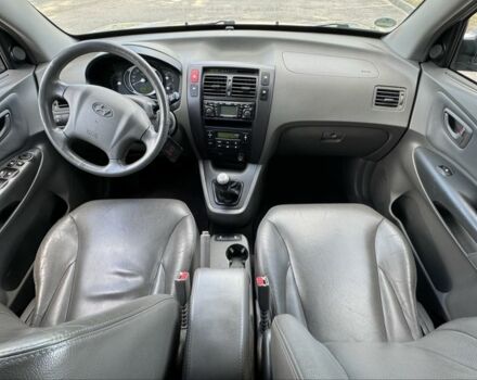 Черный Хендай Туксон, объемом двигателя 2 л и пробегом 266 тыс. км за 7700 $, фото 11 на Automoto.ua